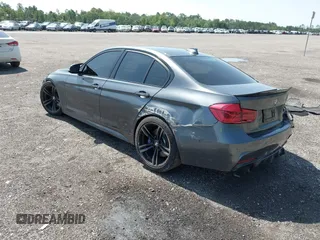 2018 BMW 3 Series 340i z VIN WBA8B3G57JNU36801, wystawiony jako IAAI lot #42524722 z przebiegiem 63 787 mil mil oraz . Historia ofert i sprzedaży dostępna na DreamBid. Obrazek 3.