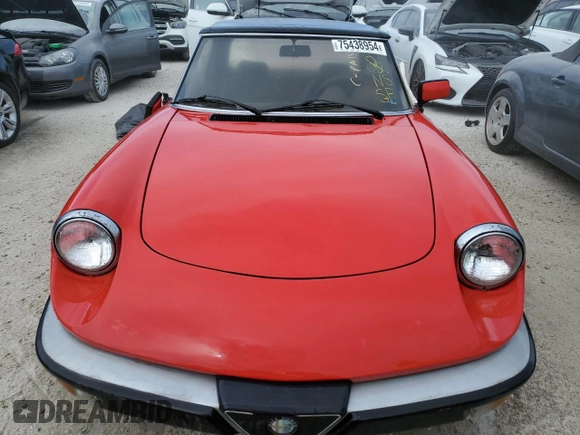 1984 Alfa Romeo Spider Veloce z VIN ZARBA5414E1020264, wystawiony jako Copart lot #75438954 z przebiegiem Nie podano mil oraz Nie do naprawy • Non repairable. Historia ofert i sprzedaży dostępna na DreamBid. Obrazek 5.