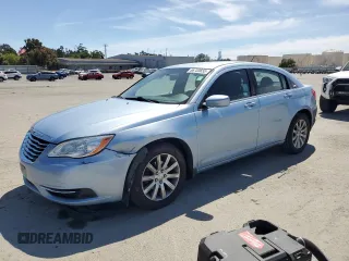 2012 Chrysler 200 Touring z VIN 1C3CCBBG9CN224499, wystawiony jako Copart lot #56733655 z przebiegiem 154 526 mil mil oraz Szkoda całkowita • Salvage title. Historia ofert i sprzedaży dostępna na DreamBid. Obrazek 1.