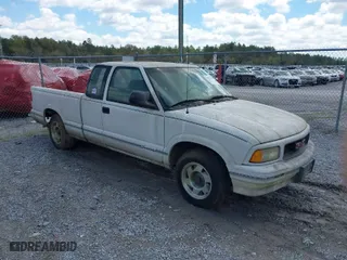 1997 GMC Sonoma SLS with VIN 1GTCS19X9V8527864, listed as a IAAI auction lot 41854768 with 135,450 mi miles. Bid and sale history available at carsss.com. Image 1.