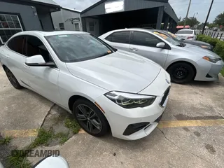2022 BMW 2 Series 228i z VIN WBA53AK06N7K11876, wystawiony jako Copart lot #60143515 z przebiegiem 115 635 mil mil oraz Czysty tytuł • Clean title. Historia ofert i sprzedaży dostępna na DreamBid. Obrazek 1.