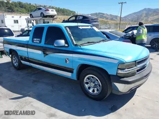2001 Chevrolet Silverado 1500 LS with VIN 2GCEC19V611306921, listed as a IAAI auction lot 37653428 with 219,099 mi miles. Bid and sale history available at carsss.com. Image 1.