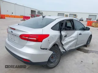 2017 Ford Focus S z VIN 1FADP3E28HL210368, wystawiony jako IAAI lot #42260711 z przebiegiem 69 067 mil mil oraz . Historia ofert i sprzedaży dostępna na DreamBid. Obrazek 4.