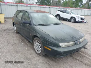 1999 Saturn SW z VIN 1G8ZK8271XZ314797, wystawiony jako IAAI lot #41843385 z przebiegiem 91 599 mil mil oraz . Historia ofert i sprzedaży dostępna na DreamBid. Obrazek 1.