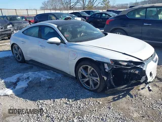 2024 Audi e-tron GT Premium Plus z VIN WAUFJBFW6R7004635, wystawiony jako IAAI lot #41409251 z przebiegiem 7718 mil mil oraz . Historia ofert i sprzedaży dostępna na DreamBid. Obrazek 1.