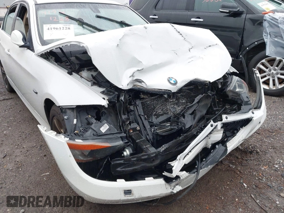 2008 BMW 3 Series 328xi z VIN WBAVC73538A236710, wystawiony jako IAAI lot #41961228 z przebiegiem 76 686 mil mil oraz . Historia ofert i sprzedaży dostępna na DreamBid. Obrazek 6.