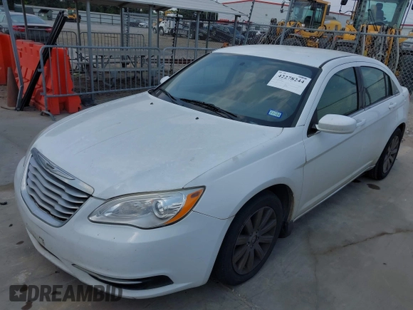 2013 Chrysler 200 Touring z VIN 1C3CCBBG5DN559857, wystawiony jako IAAI lot #42278244 z przebiegiem 260 646 mil mil oraz . Historia ofert i sprzedaży dostępna na DreamBid. Obrazek 2.