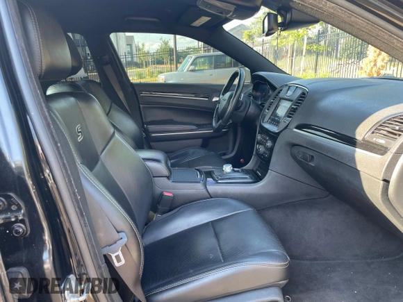 2018 Chrysler 300 S z VIN 2C3CCABG5JH313938, wystawiony jako Copart lot #60175405 z przebiegiem 122 155 mil mil oraz Szkoda całkowita • Salvage title. Historia ofert i sprzedaży dostępna na DreamBid. Obrazek 5.