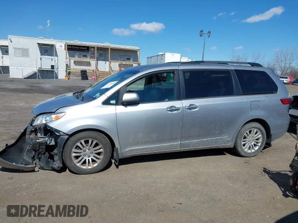 2017 Toyota Sienna XLE Auto Access Seat with VIN 5TDYZ3DC0HS784509, listed as a IAAI auction lot 41725664 with 69,990 mi miles. Bid and sale history available at carsss.com. Image 13.