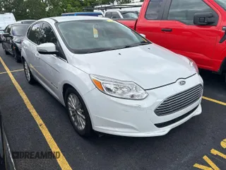 2016 Ford Focus Electric z VIN 1FADP3R47GL320483, wystawiony jako IAAI lot #42392319 z przebiegiem 74 612 mil mil oraz . Historia ofert i sprzedaży dostępna na DreamBid. Obrazek 3.