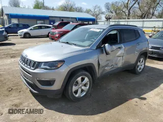 2018 Jeep Compass Latitude z VIN 3C4NJDBB1JT336317, wystawiony jako Copart lot #50824635 z przebiegiem 100 173 mil mil oraz Szkody całkowita. Historia ofert i sprzedaży dostępna na DreamBid. Obrazek 1.