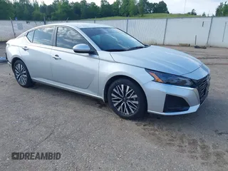 2024 Nissan Altima SV z VIN 1N4BL4DV5RN410084, wystawiony jako IAAI lot #42212043 z przebiegiem 26 119 mil mil oraz . Historia ofert i sprzedaży dostępna na DreamBid. Obrazek 1.