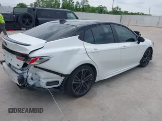 2025 Toyota Camry LE z VIN 4T1DAACK2SU016483, wystawiony jako IAAI lot #42123233 z przebiegiem 19 686 mil mil oraz . Historia ofert i sprzedaży dostępna na DreamBid. Obrazek 4.