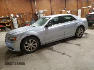 2013 Chrysler 300 S z VIN 2C3CCAGG8DH599569, wystawiony jako Copart lot #43560255 z przebiegiem 135 966 mil mil oraz Czysty tytuł • Clean title. Historia ofert i sprzedaży dostępna na DreamBid. Obrazek 1.