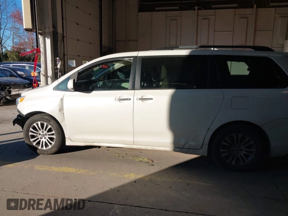 2018 Toyota Sienna XLE Auto Access Seat with VIN 5TDYZ3DC9JS907715, listed as a IAAI auction lot 41557733 with 133,270 mi miles. Bid and sale history available at carsss.com. Image 15.