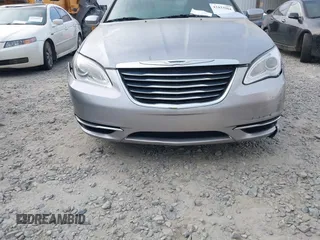 2013 Chrysler 200 Touring z VIN 1C3CCBBB2DN570108, wystawiony jako IAAI lot #42433984 z przebiegiem 132 430 mil mil oraz . Historia ofert i sprzedaży dostępna na DreamBid. Obrazek 16.