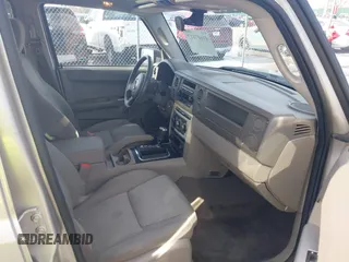 2007 Jeep Commander Sport z VIN 1J8HG48KX7C669647, wystawiony jako IAAI lot #41607617 z przebiegiem 333 861 mil mil oraz . Historia ofert i sprzedaży dostępna na DreamBid. Obrazek 5.