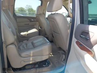 2008 GMC Yukon XL SLT w/4SB with VIN 1GKFK16398R185818, listed as a IAAI auction lot 41988280 with 178,750 mi miles. Bid and sale history available at carsss.com. Image 8.