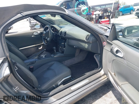 2007 Porsche Boxster z VIN WP0CA29877U710966, wystawiony jako IAAI lot #39794748 z przebiegiem 147 803 mil mil oraz . Historia ofert i sprzedaży dostępna na DreamBid. Obrazek 5.