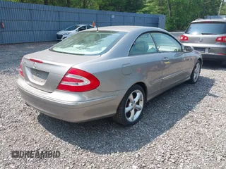 2005 Mercedes-Benz CLK 320 z VIN WDBTJ65J55F152695, wystawiony jako IAAI lot #42442117 z przebiegiem 180 458 mil mil oraz . Historia ofert i sprzedaży dostępna na DreamBid. Obrazek 4.