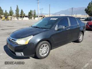 2009 Ford Focus SE z VIN 1FAHP35N99W164755, wystawiony jako Copart lot #57604105 z przebiegiem 159 562 mil mil oraz Szkoda całkowita • Salvage title. Historia ofert i sprzedaży dostępna na DreamBid. Obrazek 1.