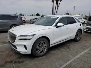 2023 Genesis GV70 2.5T z VIN KMUMADTB6PU101451, wystawiony jako Copart lot #54414215 z przebiegiem 7094 mil mil oraz Szkody całkowita. Historia ofert i sprzedaży dostępna na DreamBid. Obrazek 1.