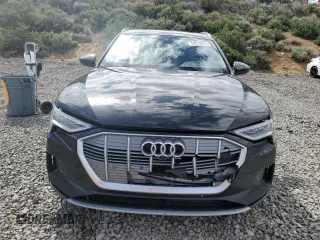 2019 Audi e-tron Premium Plus z VIN WA1LABGE1KB021741, wystawiony jako Copart lot #54774875 z przebiegiem 80 489 mil mil oraz Szkoda całkowita • Salvage title. Historia ofert i sprzedaży dostępna na DreamBid. Obrazek 5.