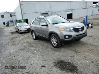 2011 Kia Sorento EX z VIN 5XYKU4A25BG002005, wystawiony jako Copart lot #56504425 z przebiegiem 192 744 mil mil oraz Szkoda całkowita • Salvage title. Historia ofert i sprzedaży dostępna na DreamBid. Obrazek 14.