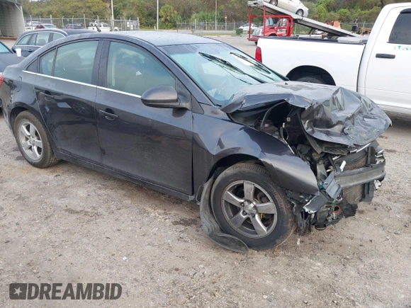 2014 Chevrolet Cruze 1LT z VIN 1G1PC5SB9E7446821, wystawiony jako IAAI lot #40723456 z przebiegiem 137 378 mil mil oraz . Historia ofert i sprzedaży dostępna na DreamBid. Obrazek 1.