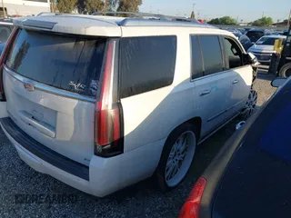 2016 Cadillac Escalade Platinum z VIN 1GYS4DKJ6GR290318, wystawiony jako IAAI lot #40090625 z przebiegiem Nie podano mil oraz . Historia ofert i sprzedaży dostępna na DreamBid. Obrazek 4.