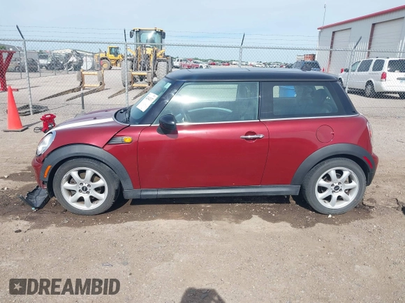 2009 MINI Hardtop z VIN WMWMF33579TW73000, wystawiony jako IAAI lot #42244237 z przebiegiem 108 332 mil mil oraz . Historia ofert i sprzedaży dostępna na DreamBid. Obrazek 14.