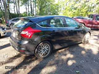 2014 Ford Focus Titanium z VIN 1FADP3N28EL166187, wystawiony jako IAAI lot #42553868 z przebiegiem 189 470 mil mil oraz . Historia ofert i sprzedaży dostępna na DreamBid. Obrazek 4.