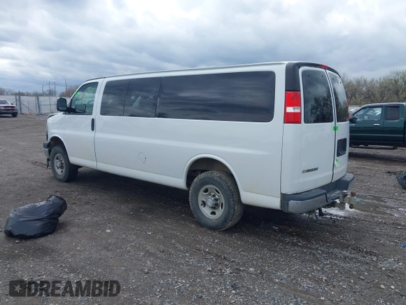 2018 Chevrolet Express Passenger LT z VIN 1GAZGPFG0J1329933, wystawiony jako IAAI lot #42116300 z przebiegiem 114 269 mil mil oraz . Historia ofert i sprzedaży dostępna na DreamBid. Obrazek 3.