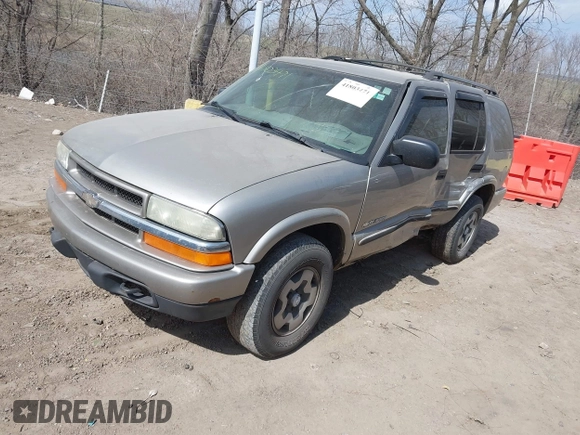 2004 Chevrolet Blazer LS z VIN 1GNDT13X04K164924, wystawiony jako IAAI lot #41803471 z przebiegiem 166 708 mil mil oraz . Historia ofert i sprzedaży dostępna na DreamBid. Obrazek 2.