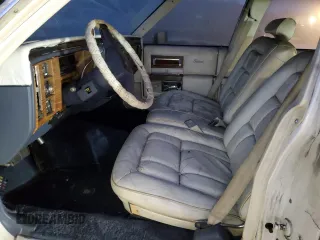 1983 Cadillac Fleetwood z VIN 1G6AB6985D9118799, wystawiony jako Copart lot #45713295 z przebiegiem 5 795 mil mil oraz Czysty tytuł • Clean title. Historia ofert i sprzedaży dostępna na DreamBid. Obrazek 7.