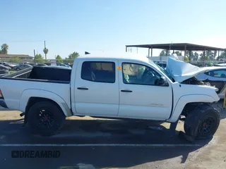 2012 Toyota Tacoma PreRunner z VIN 3TMJU4GN2CM128050, wystawiony jako IAAI lot #42200352 z przebiegiem Nie podano mil oraz . Historia ofert i sprzedaży dostępna na DreamBid. Obrazek 13.