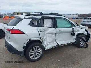 2024 Toyota Corolla Cross LE z VIN 7MUBAABG2RV103930, wystawiony jako IAAI lot #42051280 z przebiegiem 27 541 mil mil oraz . Historia ofert i sprzedaży dostępna na DreamBid. Obrazek 6.