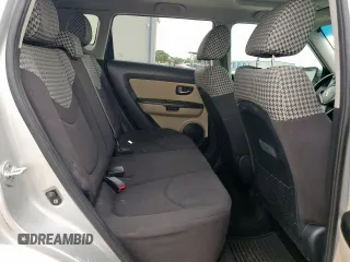 2013 Kia Soul + z VIN KNDJT2A66D7483811, wystawiony jako Copart lot #56746085 z przebiegiem 161 371 mil mil oraz Szkoda całkowita • Salvage title. Historia ofert i sprzedaży dostępna na DreamBid. Obrazek 10.