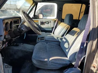 1991 Chevrolet Suburban z VIN 1GNGR26N2MF124400, wystawiony jako Copart lot #85809994 z przebiegiem 160 922 mil mil oraz Czysty tytuł • Clean title. Historia ofert i sprzedaży dostępna na DreamBid. Obrazek 7.