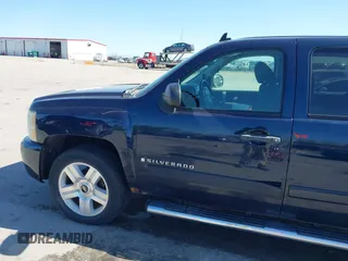 2008 Chevrolet Silverado 1500 LTZ with VIN 2GCEK133981331008, listed as a IAAI auction lot 42228223 with 288,199 mi miles and . Bid and sale history available at DreamBid. Image 18.