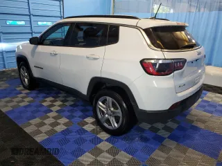 2023 Jeep Compass Latitude z VIN 3C4NJDBN0PT553621, wystawiony jako Copart lot #61347185 z przebiegiem 51 588 mil mil oraz Czysty tytuł • Clean title. Historia ofert i sprzedaży dostępna na DreamBid. Obrazek 2.