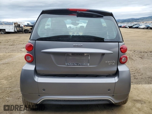2014 Smart fortwo Passion z VIN WMEEJ9AA8DK673242, wystawiony jako Copart lot #43963505 z przebiegiem Nie podano mil oraz Tytuł czysty. Historia ofert i sprzedaży dostępna na DreamBid. Obrazek 6.