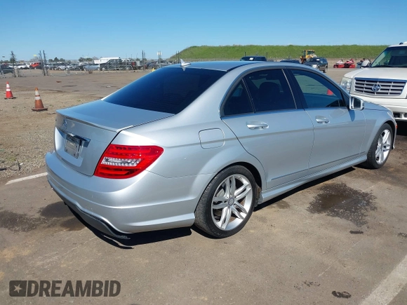 2013 Mercedes-Benz C 250 Sport z VIN WDDGF4HB9DA873732, wystawiony jako IAAI lot #41755981 z przebiegiem 82 181 mil mil oraz . Historia ofert i sprzedaży dostępna na DreamBid. Obrazek 4.