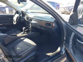 2011 BMW 3 Series 335i xDrive с VIN WBAPL5C54BA916829, выставлен на аукционе IAAI как лот 41760447 с пробегом 133 057 миль миль и . История ставок и продаж доступна на DreamBid. Изображение 5.