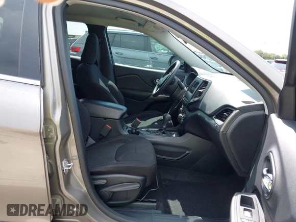 2019 Jeep Cherokee Latitude z VIN 1C4PJLCB5KD358412, wystawiony jako IAAI lot #42506197 z przebiegiem 83 160 mil mil oraz . Historia ofert i sprzedaży dostępna na DreamBid. Obrazek 5.