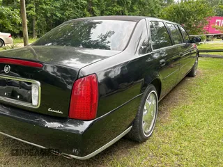 2004 Cadillac DeVille Limousine z VIN 1GEEH90Y24U550055, wystawiony jako Copart lot #57705855 z przebiegiem 44 345 mil mil oraz Tytuł czysty. Historia ofert i sprzedaży dostępna na DreamBid. Obrazek 4.