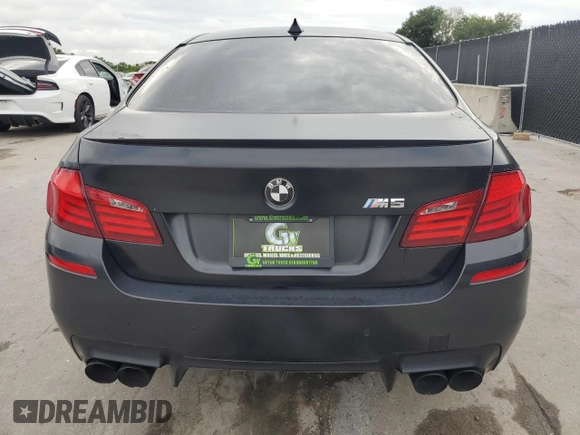 2013 BMW M5 z VIN WBSFV9C57DD096739, wystawiony jako Copart lot #59640315 z przebiegiem 85 840 mil mil oraz Czysty tytuł • Clean title. Historia ofert i sprzedaży dostępna na DreamBid. Obrazek 6.