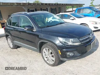 2012 Volkswagen Tiguan SE z VIN WVGAV7AX7CW535575, wystawiony jako IAAI lot #42351369 z przebiegiem 93 501 mil mil oraz . Historia ofert i sprzedaży dostępna na DreamBid. Obrazek 1.