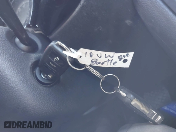 2018 Volkswagen Beetle S z VIN 3VWFD7ATXJM711734, wystawiony jako IAAI lot #41704497 z przebiegiem 66 702 mil mil oraz . Historia ofert i sprzedaży dostępna na DreamBid. Obrazek 11.