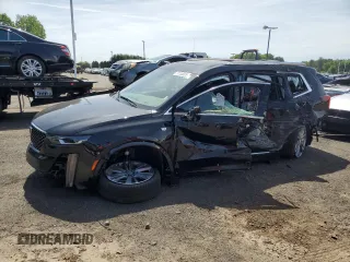 2025 Cadillac XT6 AWD Premium Luxury z VIN 1GYKPDRS9SZ120694, wystawiony jako Copart lot #57130005 z przebiegiem Nie podano mil oraz Szkody całkowita. Historia ofert i sprzedaży dostępna na DreamBid. Obrazek 1.